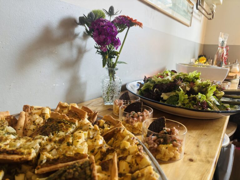 Buffet - Quiche, Ei mit Krabbe, Steirischer Kartoffelsalat und Sommersalat