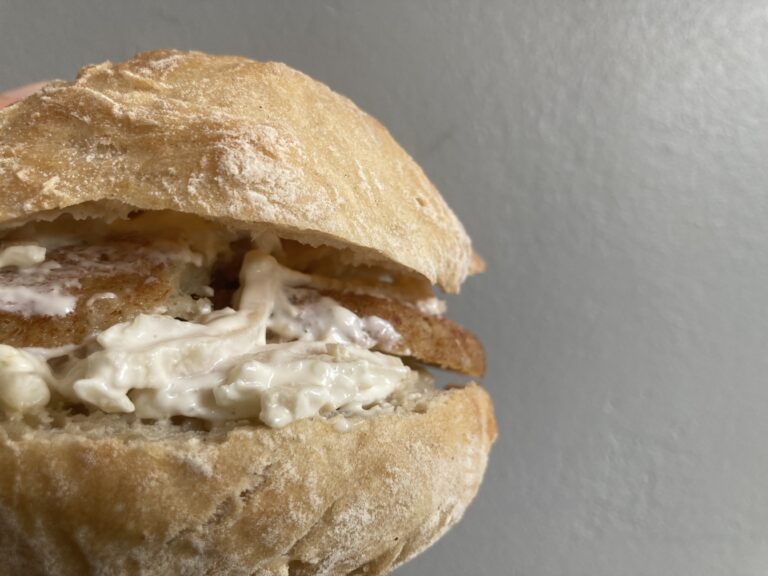 Dorschfrikadelle im Sauerteigbrötchen